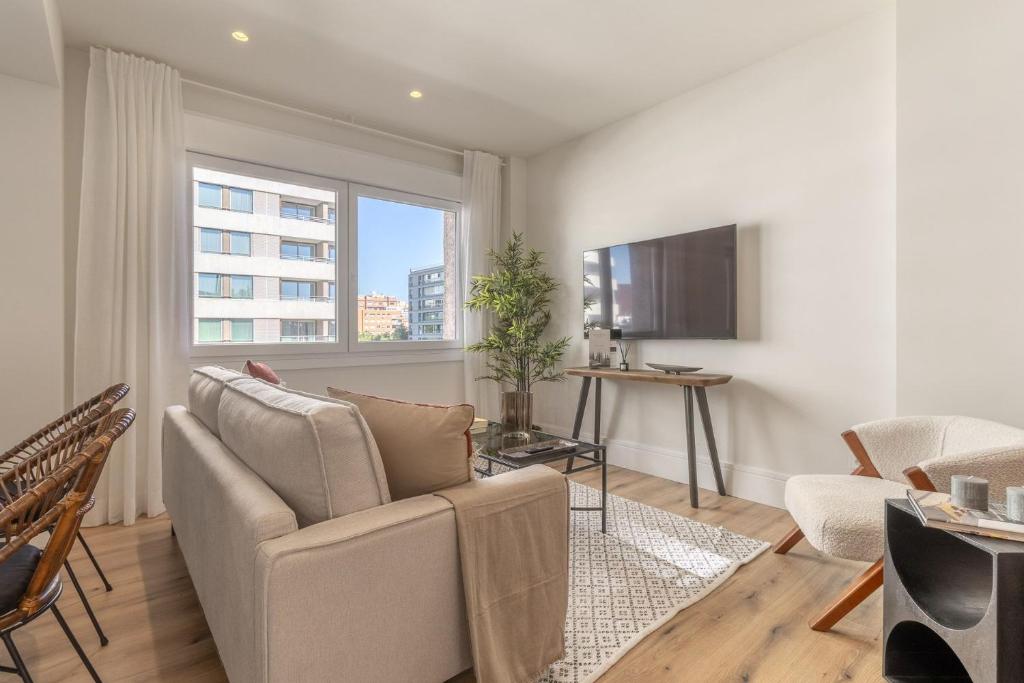 Bright 2-Bed Apartment Near Santiago Bernabéu - 1