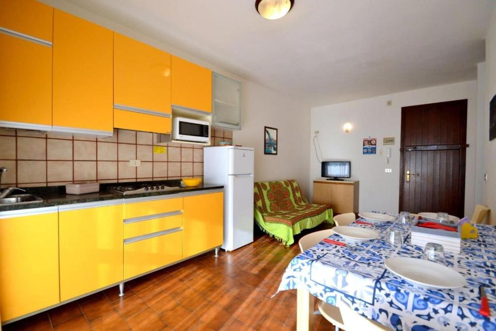 Sunny apartment steps from the sea in Bibione - 2