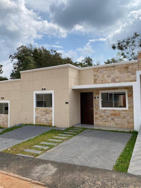 Casa en condominio cerrado en Luque con piscina - 1