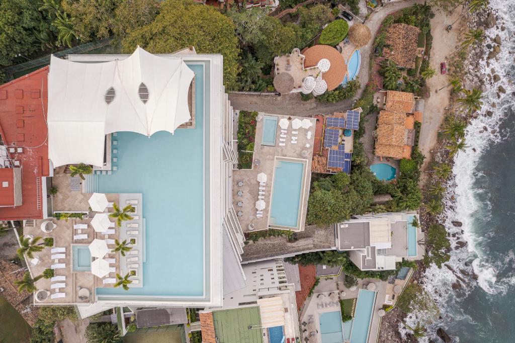 Sunset Getaway with Oceanfront Terrace and Resort Perks - 2