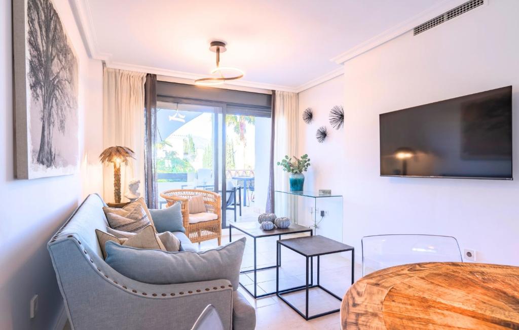 Sunny 2-Bedroom Apartment Pool & Terrace Estepona - 4