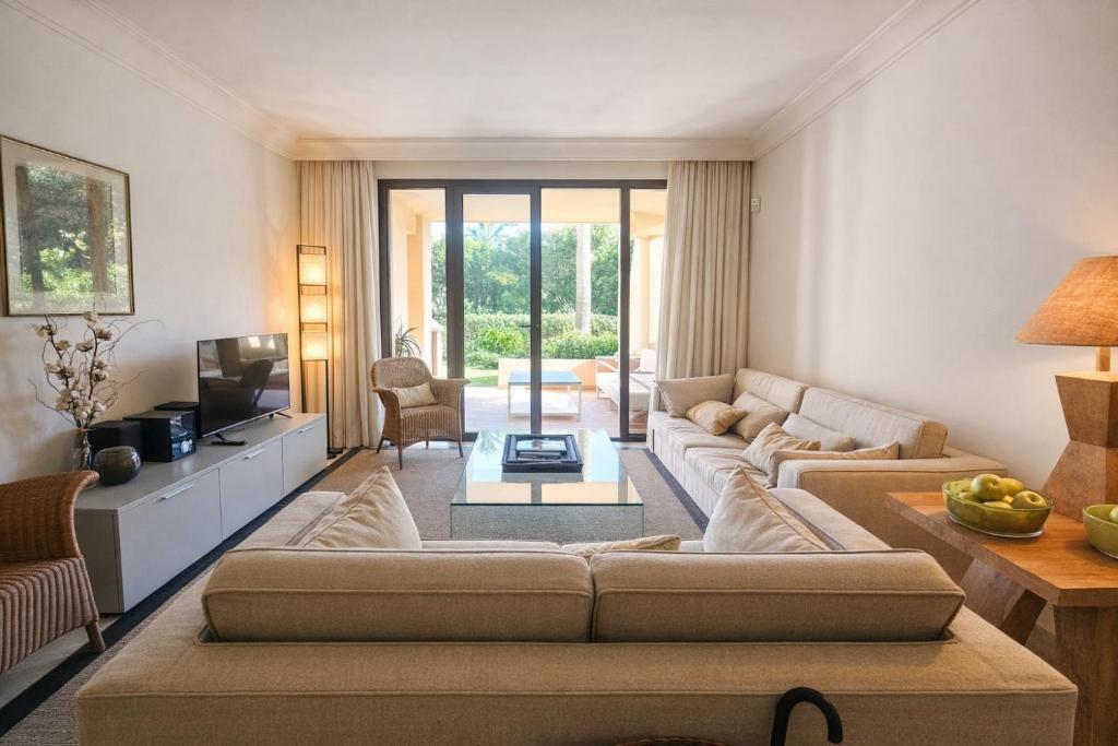 Beachfront Apartment in San Pedro - Pass the Keys - 2