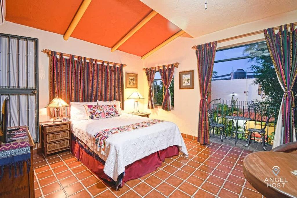 Suite Steps from Malecon Beach Dining Stripe - 1