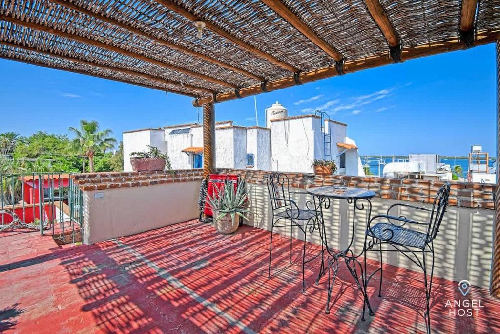 Suite Steps from Malecon Beach Dining Stripe - 2