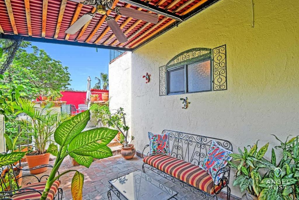 Suite Steps from Malecon Beach Dining Stripe - 3