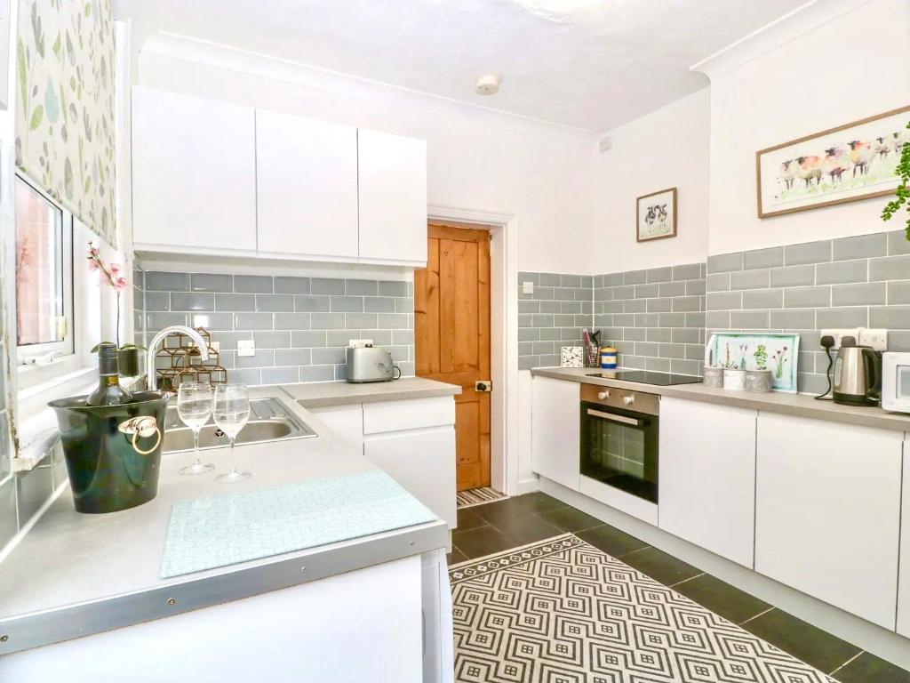 Homely 4 Bedroom House, Bournemouth photo 5