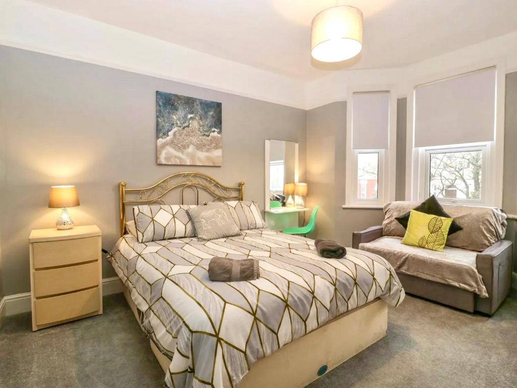 Homely 4 Bedroom House, Bournemouth photo 2