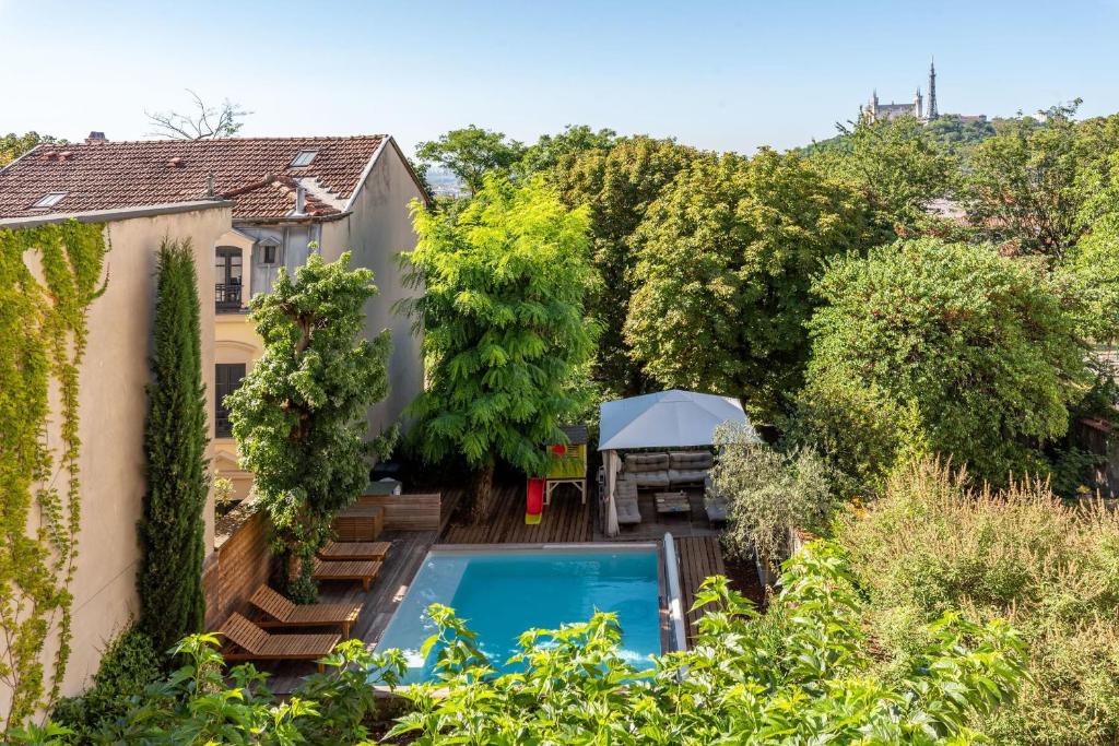 Découverte - une villa avec piscine qui révèle tout son charme - 3