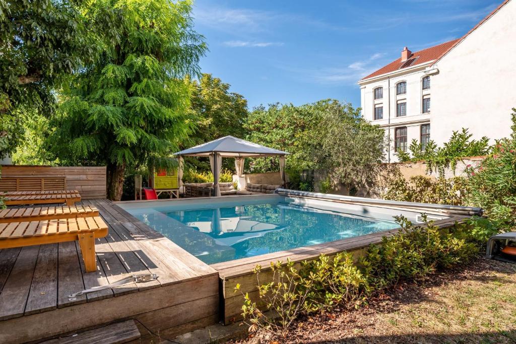 Découverte - une villa avec piscine qui révèle tout son charme - 2