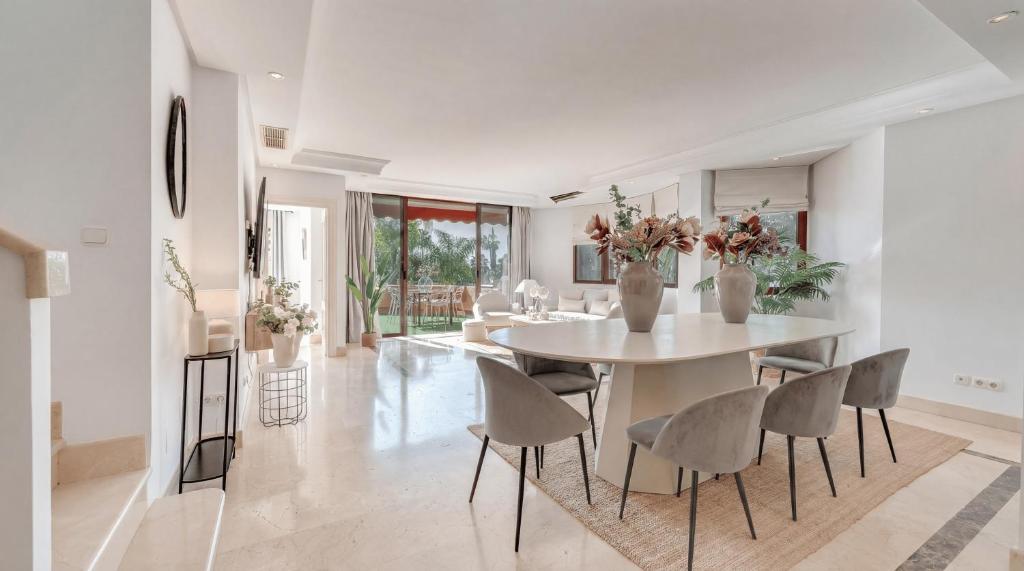 VACATION MARBELLA I La Alzambra Peaceful Hideaway with Sea views, Close to Puerto Banus, Large Communal Pool, Luxury Renovated Interiors, Sun-Drenched Terrace - 5