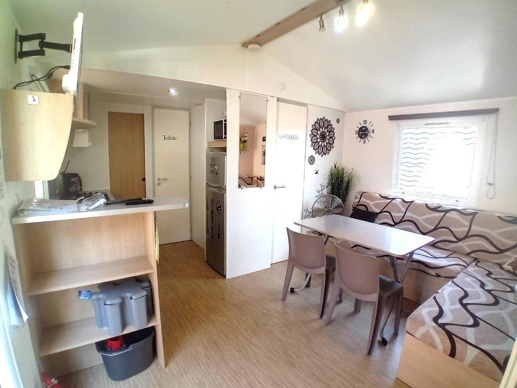 2 Bed - Sleeps 4 - Free Parking - 5 mins to Beach - 5