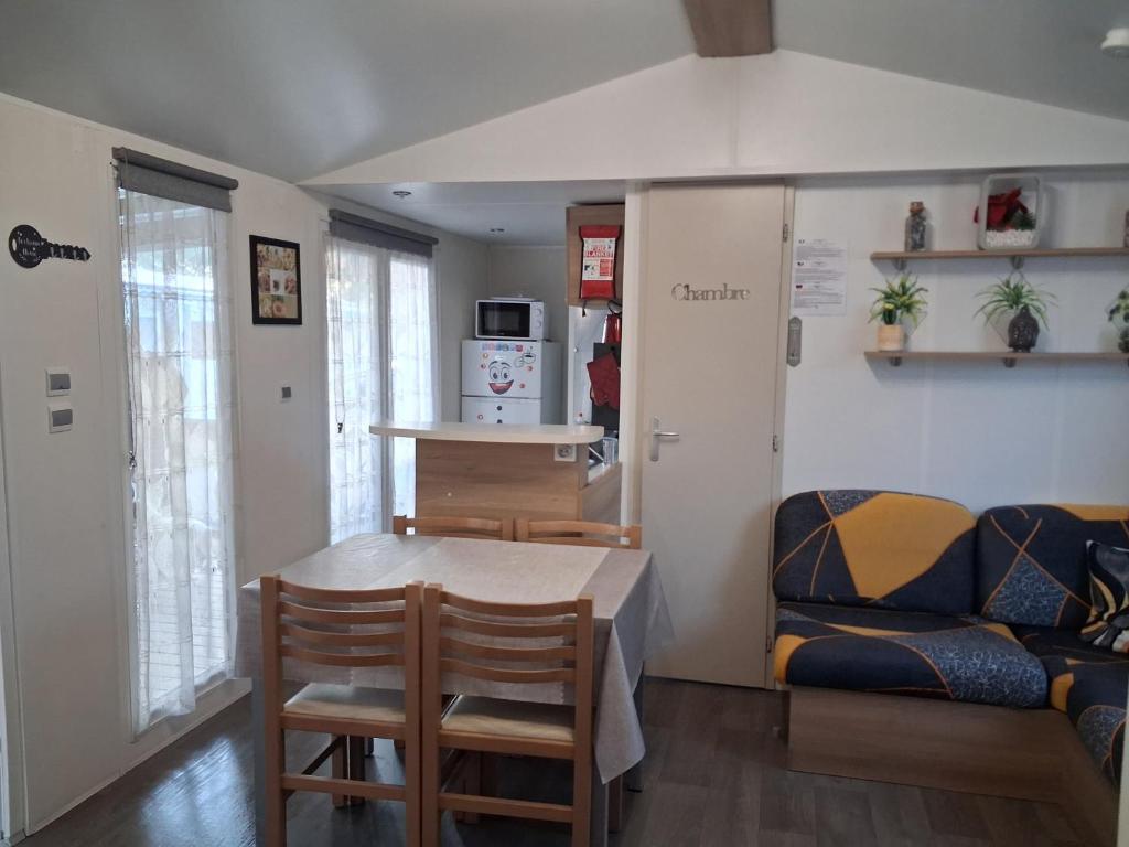 3 Bed House - Sleeps 6 - Parking - Wifi - 3
