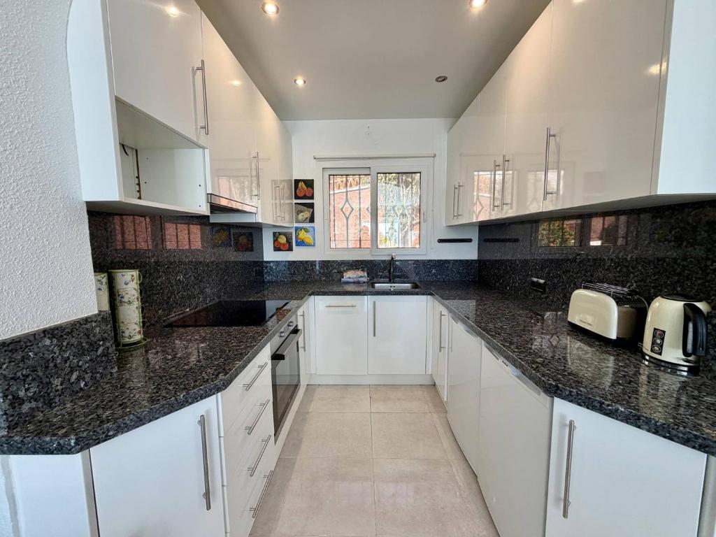 Tropicana 6C - Apartment with Sea Views, Large Terrace and BBQ - 4