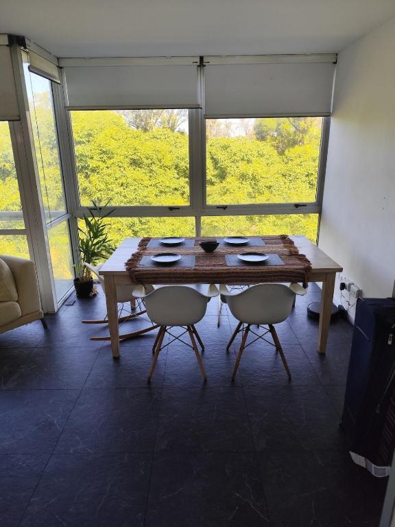Living, 2 dormitorios con Cochera y Vista a los Bosques, BBQ y Laundry - 1
