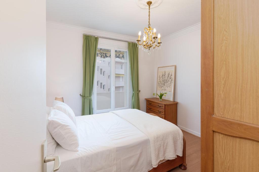 Classic French & Modern Comfort in Cannes - 1