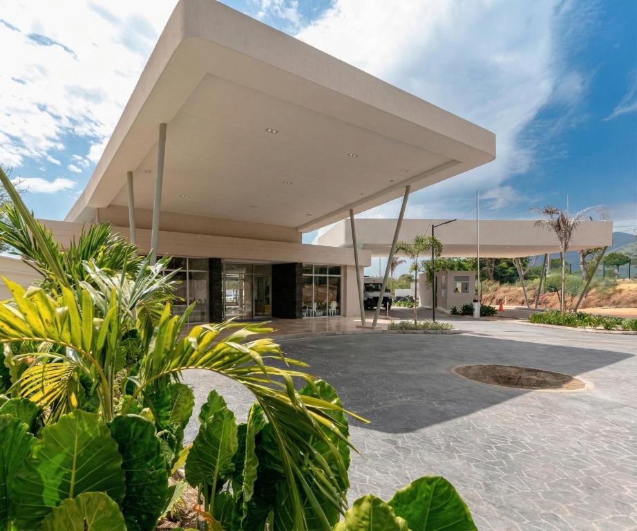 Bello Apartasuite con Piscinas y Vista al Mar - 4