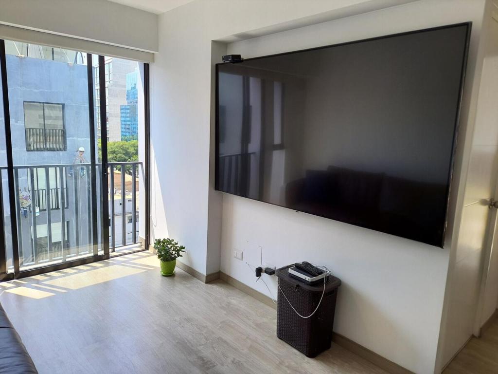 Modern, comfortable 2-bedroom apartment with 86 TV, garage, and queen-sized bed - 2