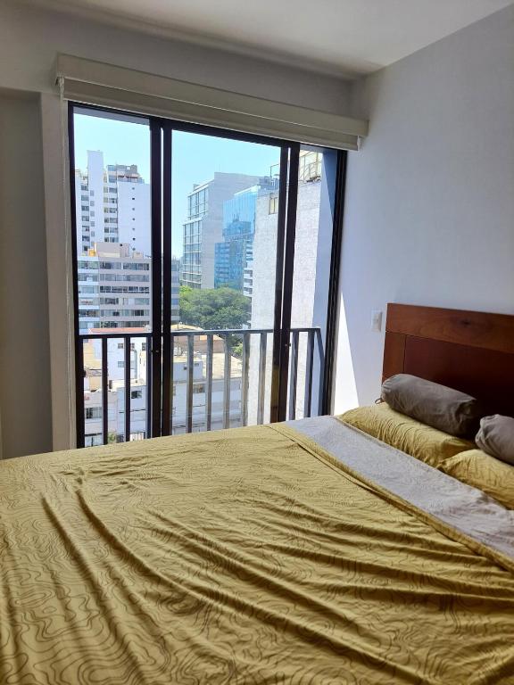 Modern, comfortable 2-bedroom apartment with 86 TV, garage, and queen-sized bed - 4