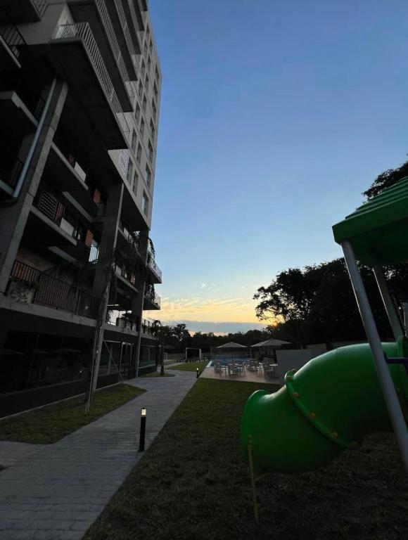 Monoambiente moderno con balcón, piscina en Luque - 2
