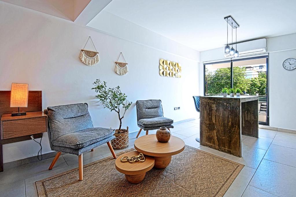 New apartment with communal pool steps from beach - 4
