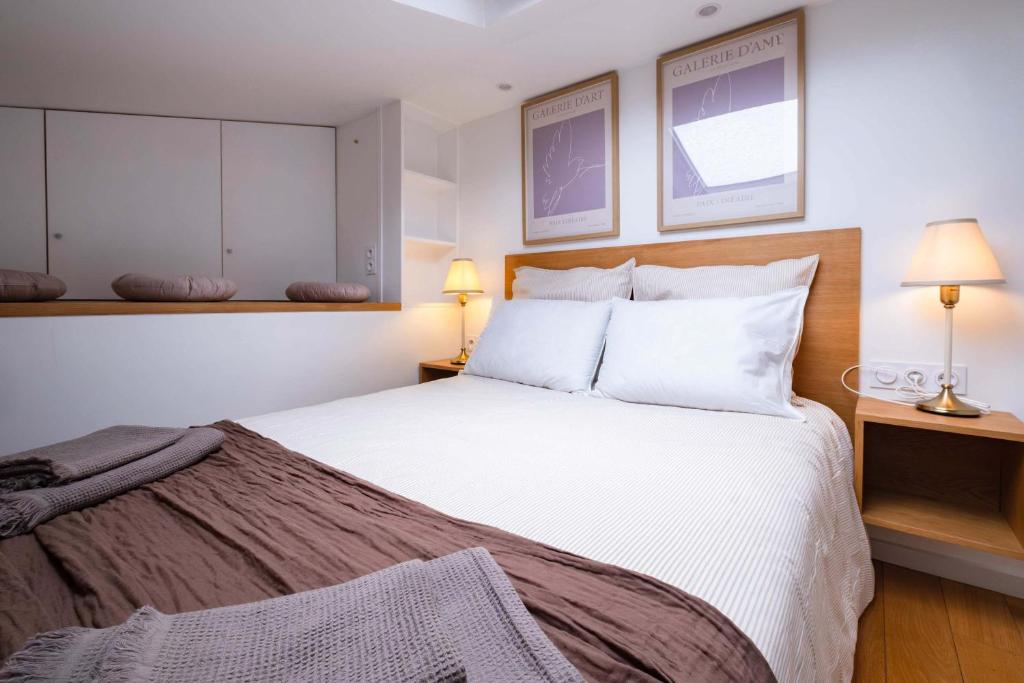 Top Floor Parisian Gem Views & Balcony - 3
