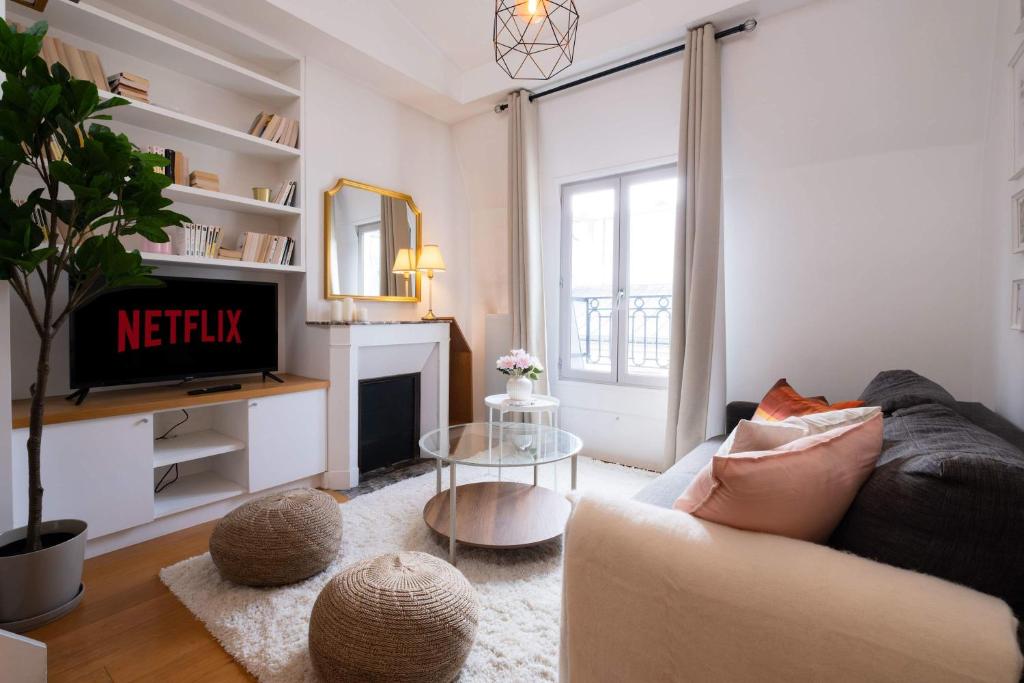 Top Floor Parisian Gem Views & Balcony - 5