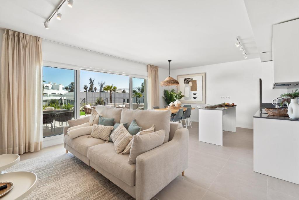 Luxury Sunny Apt in Acqua Gardens with Terrace - 1