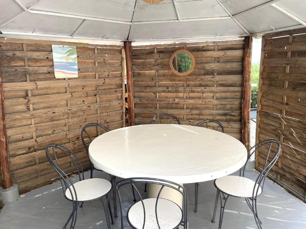 Picturesque Lakeview Holiday House for 6 - 5