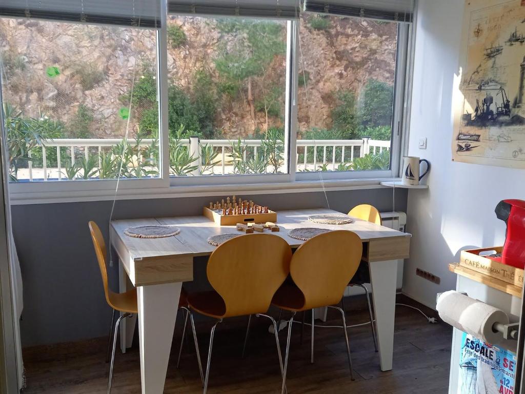 T2 de Charme avec Terrasse et Parking à Sète - FR-1-472-217 - 4