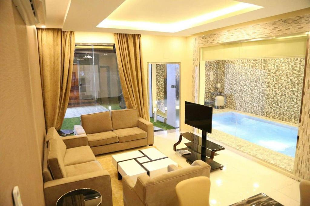 Shared lounge/TV area, Neeras Chalet in Al Taif