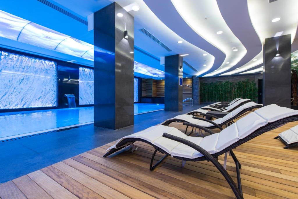 スイミングプール