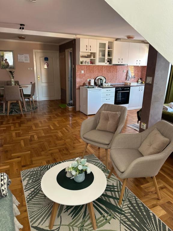 Garden Apartment - 4