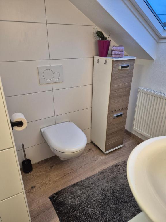 GästeZimmer im Altbau Dachgeschoss mit kleinem Bad WLAN, TV und Parkplatz - 4