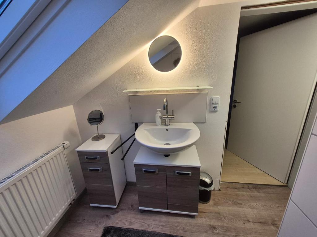 GästeZimmer im Altbau Dachgeschoss mit kleinem Bad WLAN, TV und Parkplatz - 3