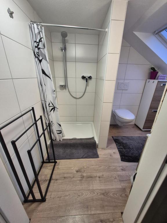 GästeZimmer im Altbau Dachgeschoss mit kleinem Bad WLAN, TV und Parkplatz - 2
