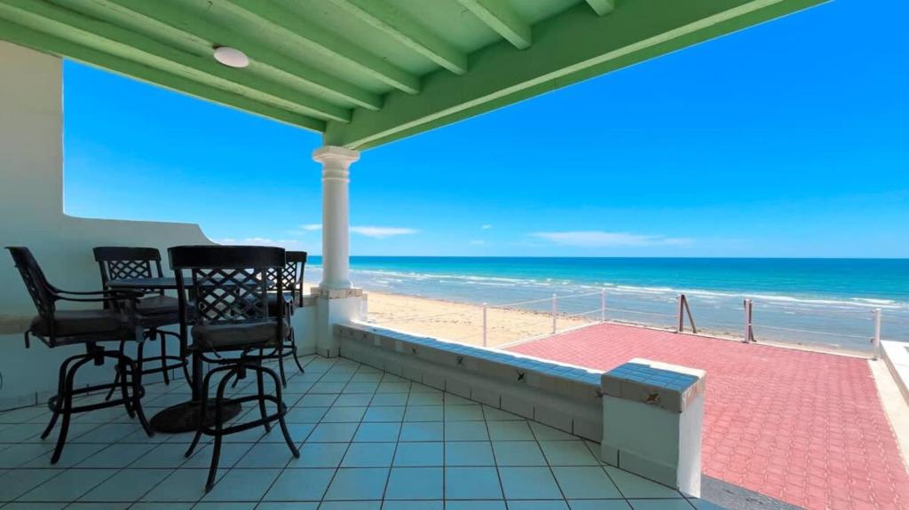 Beautiful Beachfront Condo Las Olas II 11 - 1