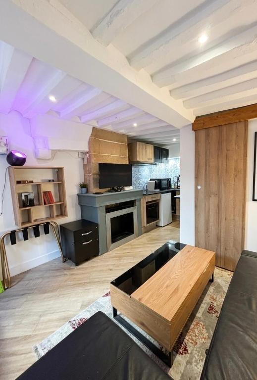 L 'iris, studio Hyper-centre, rue Arcisse de caumont, nouvelle equipe d entretien - 2