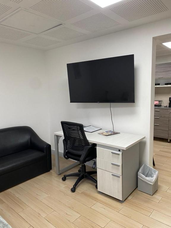 Global Executive Suites 201 - 4