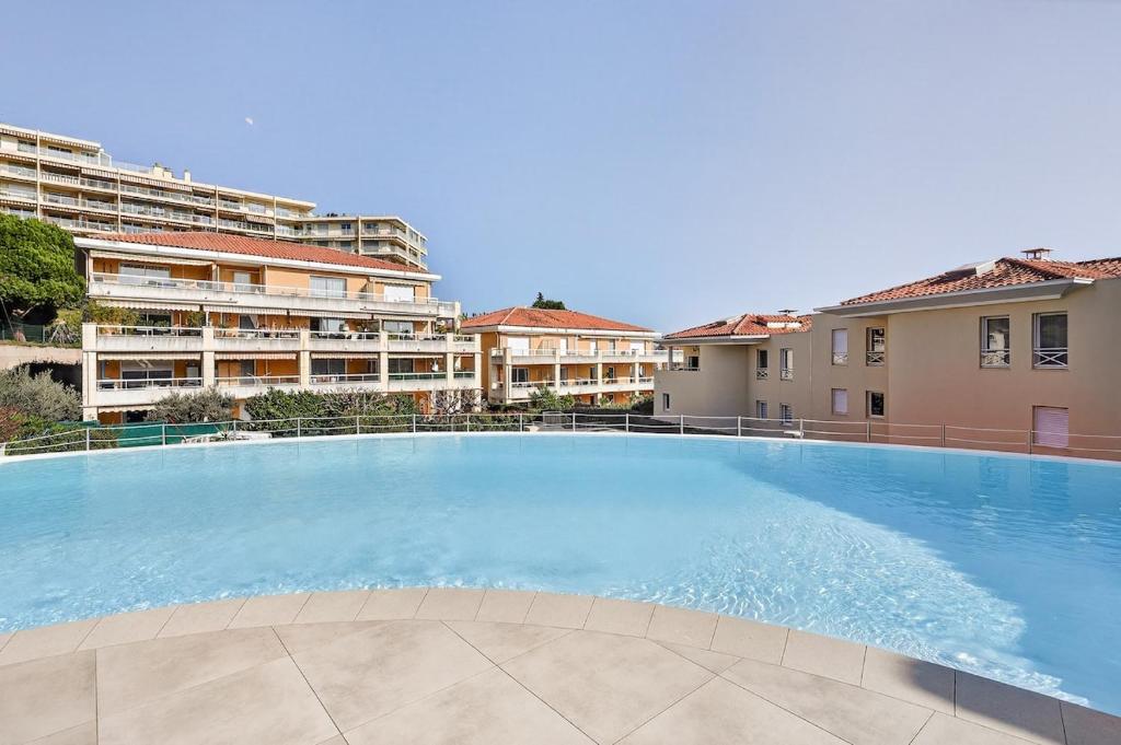 3BR flat with sea view balcony - Pool & Parking - 3