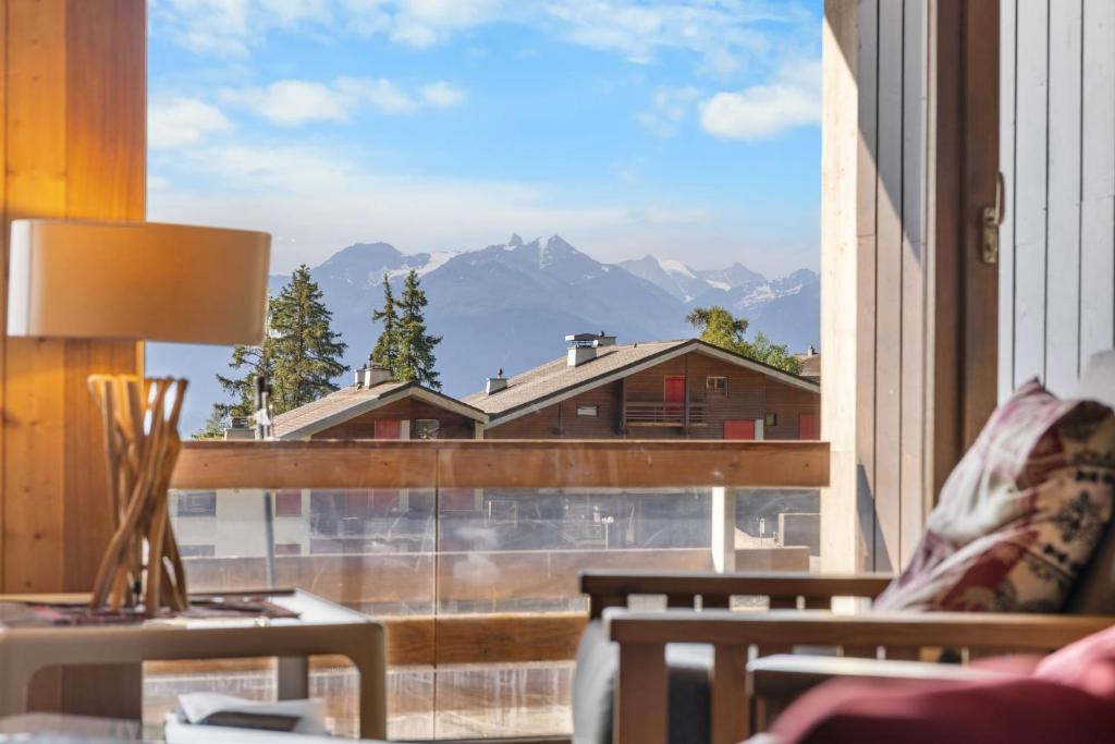 Emeraudes 404A pres de la telecabine a Anzere avec vue sur les Alpes - 4