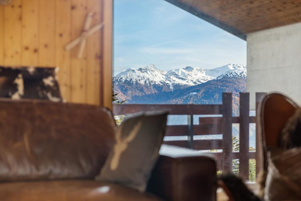 Saphir 404 pres de la telecabine a Anzere avec vue sur les Alpes - 5
