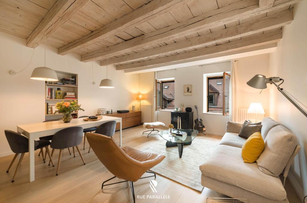 Stylish triplex gem in historic pedestrian center - 2