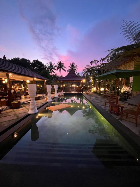 Kolam Renang Luar Biasa