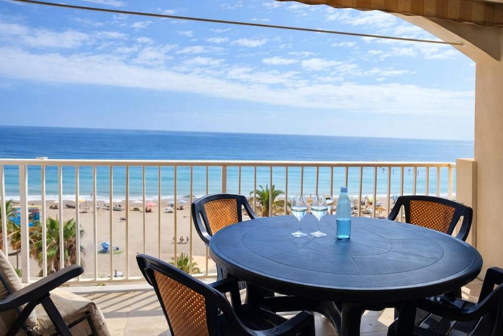 On the sea front with an ocean-facing terrace - 5