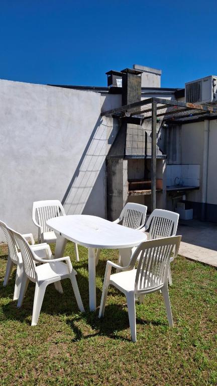 Casa tranquila con amplio patio y parrilla - 2