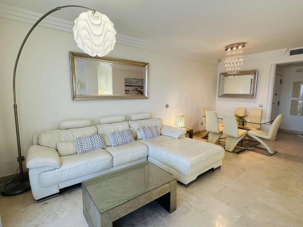 Bright Apartment Indoor and outdoor Pool and Sauna - 5