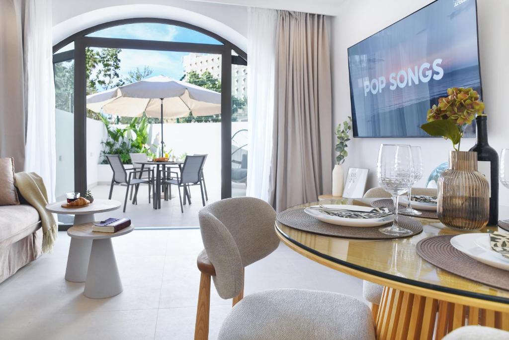 Modern 1 Bedroom Apartment with Terrace and AC Near Beach in Las Americas - 2