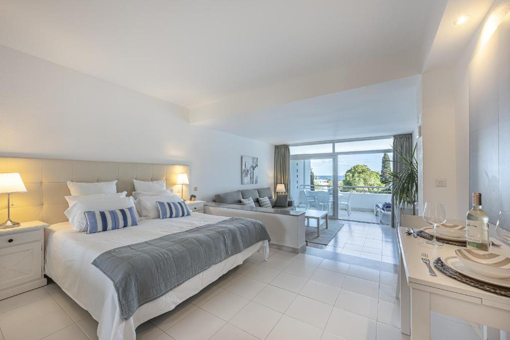 Luminoso Estudio con Terraza, Piscina y Vistas al Mar - 3