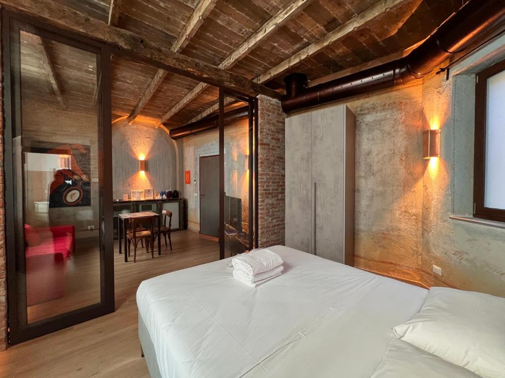 Emme Loft I Orange Moon - Vibrant Modern Luxury Loft Milan - 4