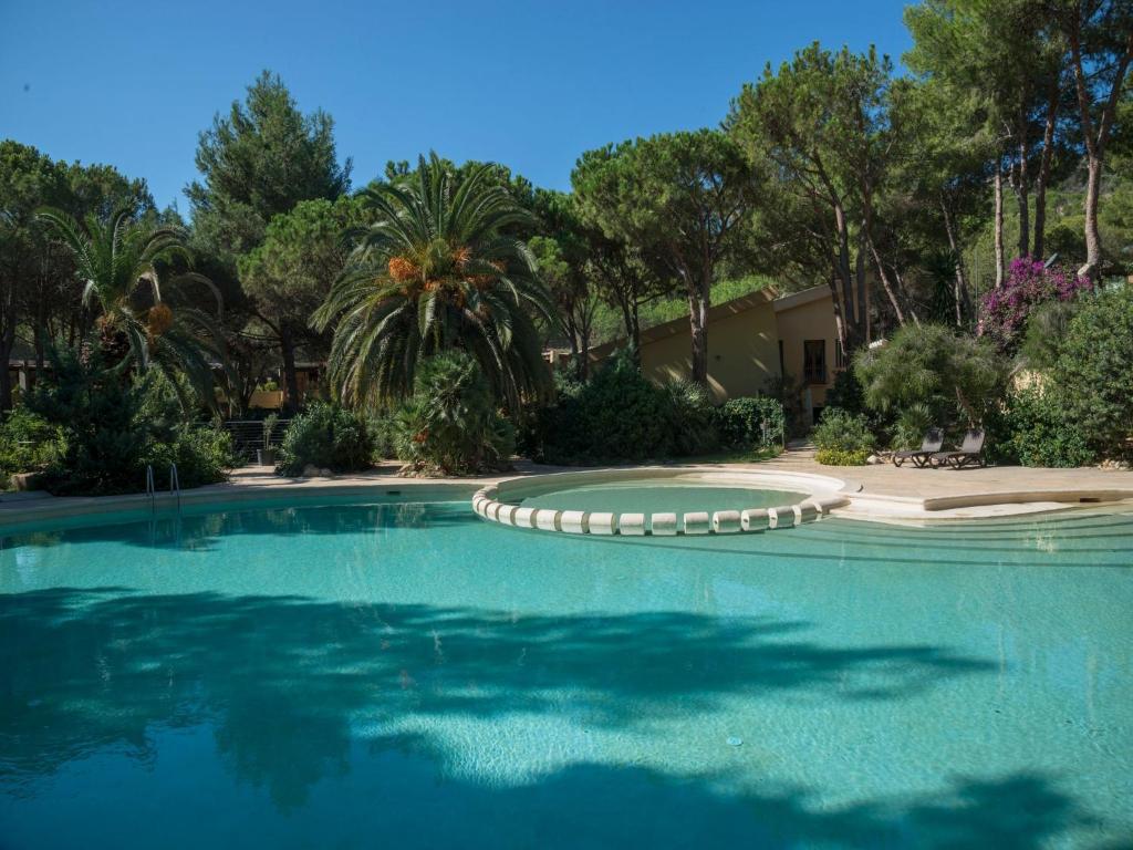 Residence with swimming pool near the sea - 1